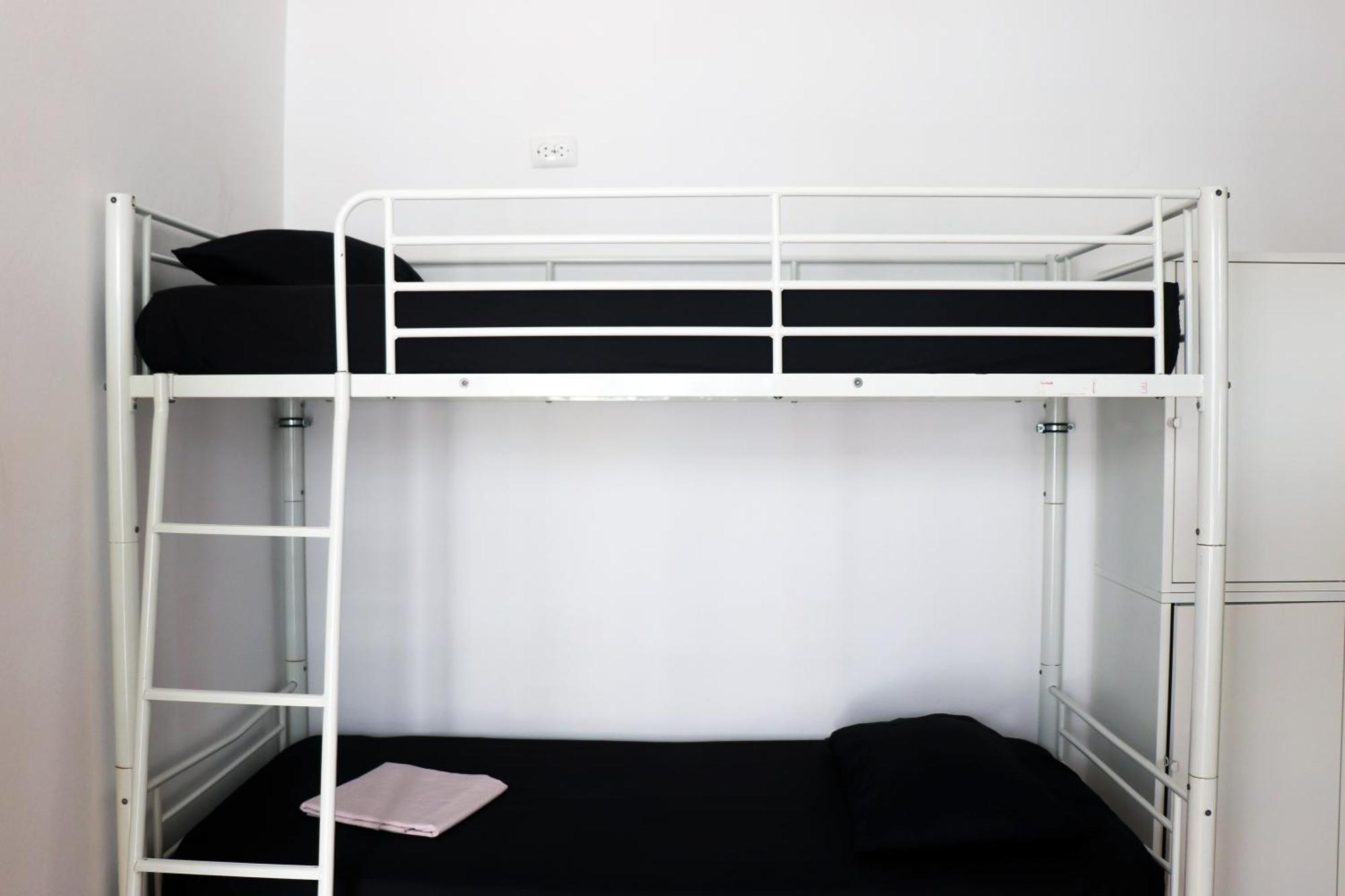 Jjs Yard 2 Hostel ลากอส ภายนอก รูปภาพ